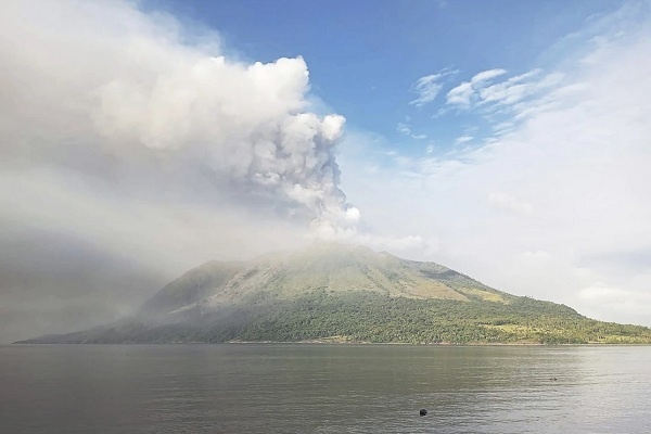 11.000 Orang Dievakuasi, Hindari Bahaya Erupsi Gunung Ruang