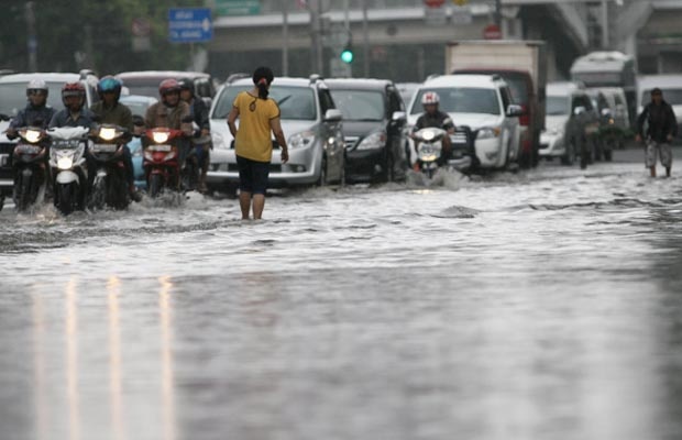 Lalu Lintas Tersendat Akibat Genangan Air 