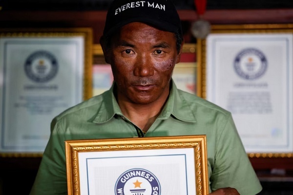 Sherpa Nepal Mendaki Puncak Everest untuk Pecahkan Rekor 30 Kali