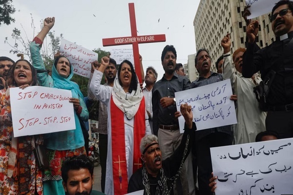 Seorang Kristen Pakistan Dituduh Penistaan Agama Meninggal Diserang Massa 
