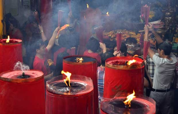 Warga Tionghoa Rayakan Imlek dengan Bersembayang di Vihara Dharma Bakti