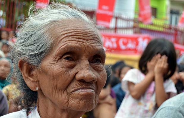 Imlek Diramaikan Pengemis Angpao