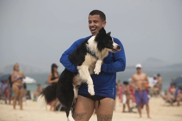 Anjing Brasil Jadi Bintang Footvolley, Mengajari Pengunjung Pantai Cara Bermain