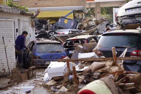 Relawan Hadapi Lumpur Ketika Membersihkan Puing-puing Banjir di Spanyol 