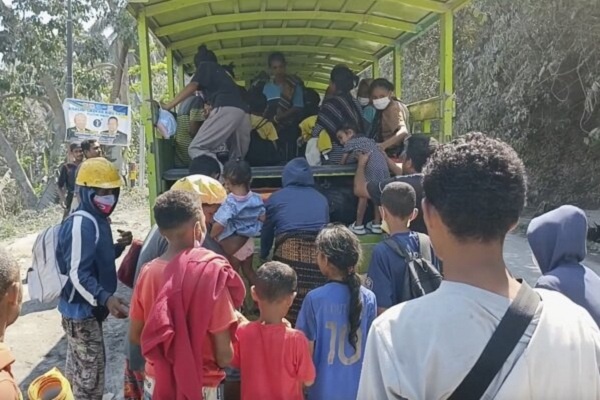 Gunung Lewotobi Laki-laki di Folres Timur Meletus