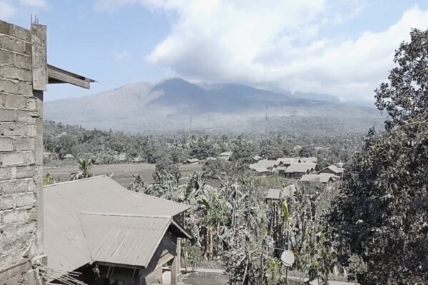 Gunung Lewotobi Laki-laki di Folres Timur Meletus