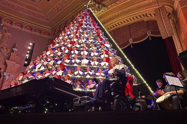 Paduan Suara Sekolah Michigan Lantunkan Lagu-lagu dari Pohon Natal Tinggi