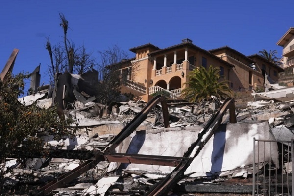 Angin Kencang Diperkirakan Ancam Upaya Pemadaman Kebakaran di Los Angeles