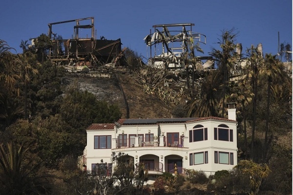 Mengapa Ada Rumah Yang Masih Berdiri Tegak Setelah Kebakaran di Los Angeles? 