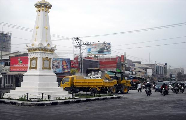 Bersih-bersih Massal Abu Vulkanik di Kota Yogyakarta