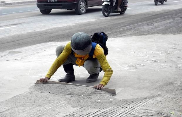 Bersih-bersih Massal Abu Vulkanik di Kota Yogyakarta