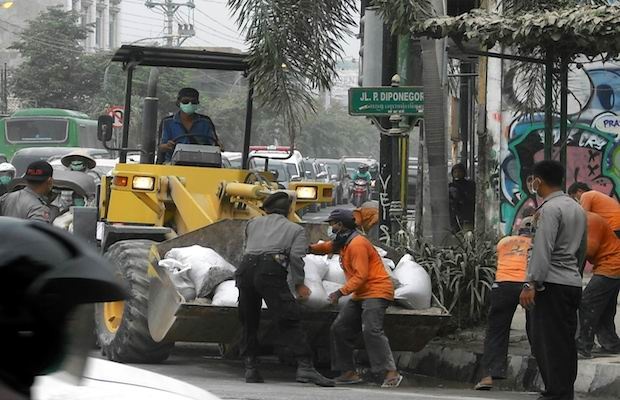 Bersih-bersih Massal Abu Vulkanik di Kota Yogyakarta