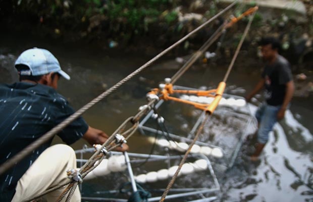 Pemprov DKI Pasang Penjaring Sampah di Saluran Air