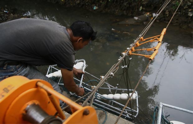 Pemprov DKI Pasang Penjaring Sampah di Saluran Air