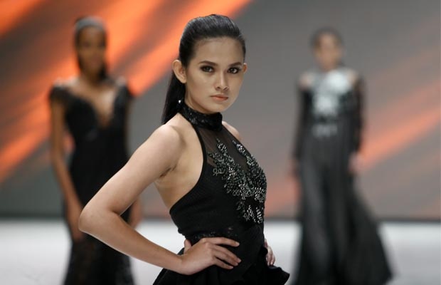 Berbagai Mode Busana Ramaikan Pergelaran IFW 2014