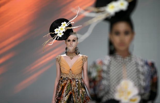 Berbagai Mode Busana Ramaikan Pergelaran IFW 2014