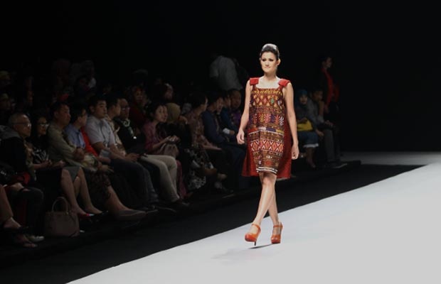 Berbagai Mode Busana Ramaikan Pergelaran IFW 2014