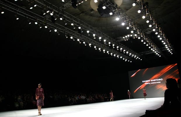 Berbagai Mode Busana Ramaikan Pergelaran IFW 2014