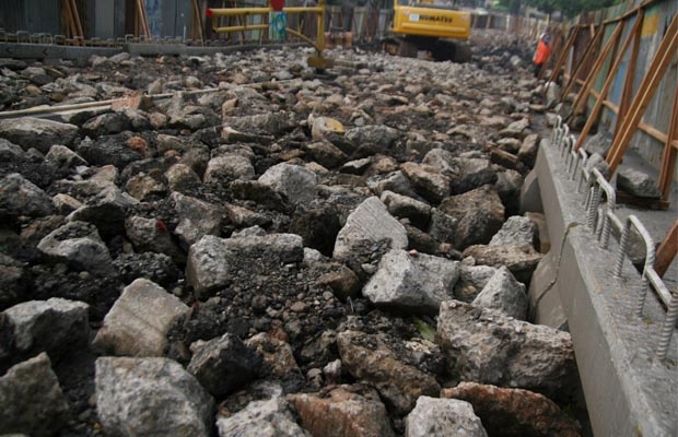 Antisipasi Ambles, Jembatan Warung Buncit Raya Diperbaiki