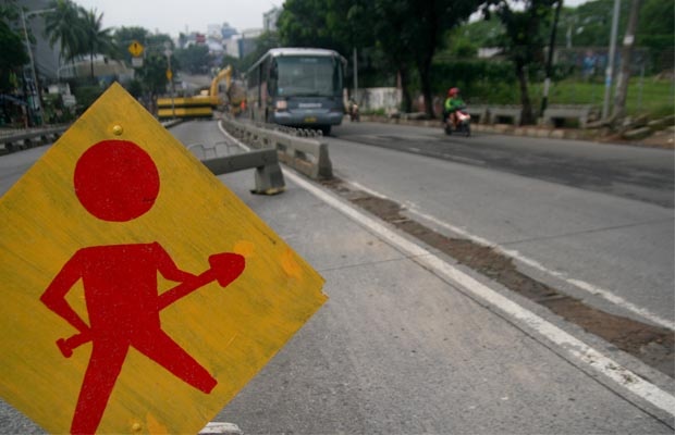 Antisipasi Ambles, Jembatan Warung Buncit Raya Diperbaiki