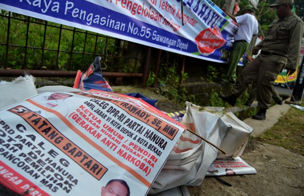 Satpol PP Kota Depok Bersihkan Ratusan Alat Peraga Caleg