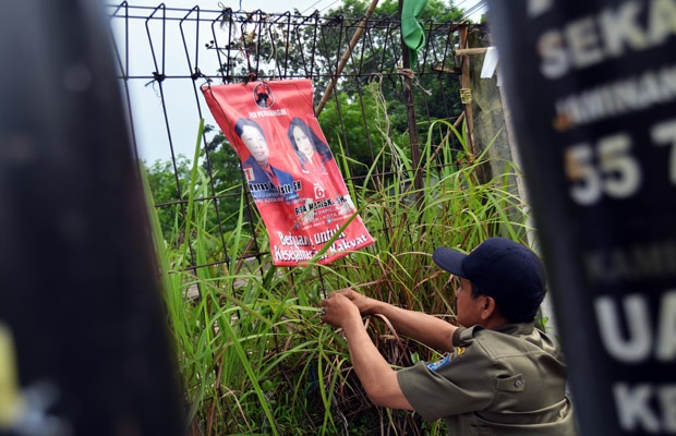 Satpol PP Kota Depok Bersihkan Ratusan Alat Peraga Caleg