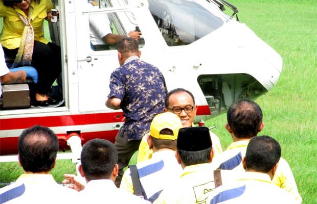 Meski Naik Helikopter, ARB Terlambat Tiba di Lokasi Kampanye