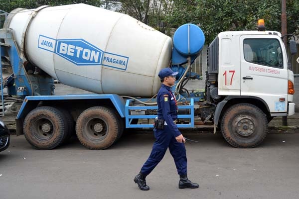 KPK Sita Delapan Truk Molen Milik Wawan