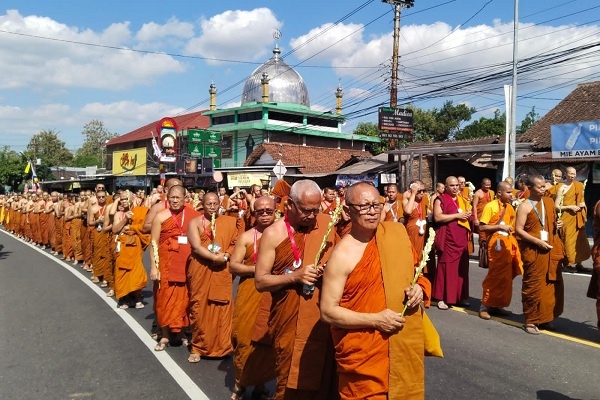 Umat Buddha Ikuti Perjalanan Bakti dari Candi Mendut ke Candi Borobudur