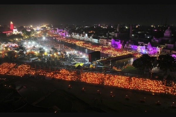 India Rayakan Diwali, Menyalakan Lampu Tanah Liat Yang Jumlahnya Pecahkan Rekor