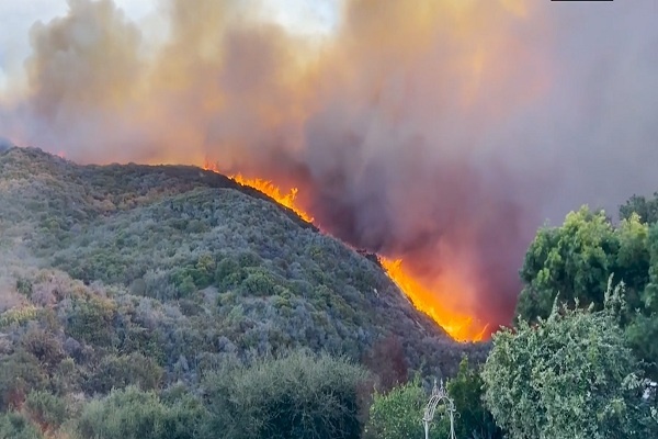 Angin Kencang Diperkirakan Ancam Upaya Pemadaman Kebakaran di Los Angeles