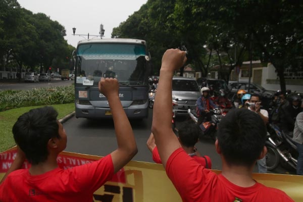 Mahasiswa Blokir Jalan di Depan KPU