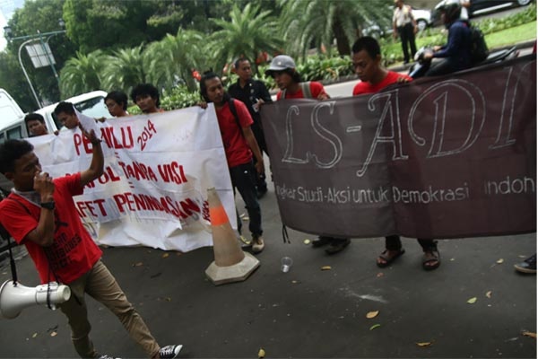 Mahasiswa Blokir Jalan di Depan KPU