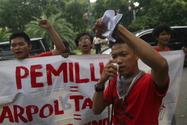 Mahasiswa Blokir Jalan di Depan KPU