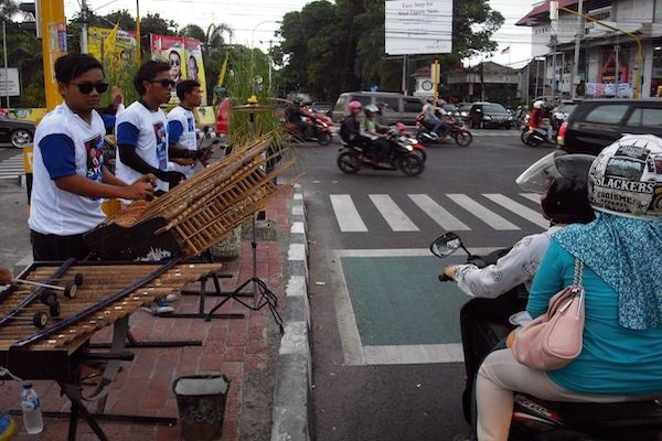 Partai Demokrat Gandeng Pengamen Angklung untuk Kampanye