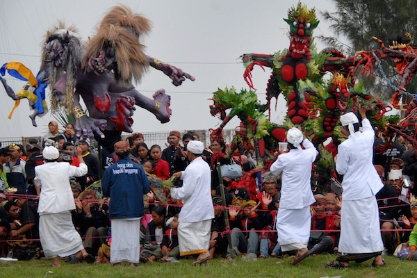 Mengarak Ogoh-ogoh Menjelang Nyepi