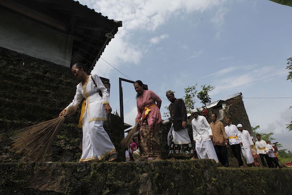 Mengarak Ogoh-ogoh Menjelang Nyepi