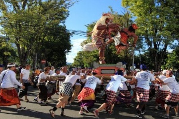 Mengarak Ogoh-ogoh Menjelang Nyepi