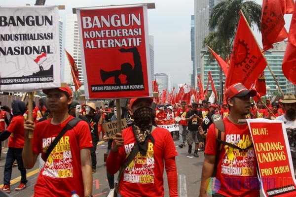 Ribuan Buruh Lumpuhkan Jakarta