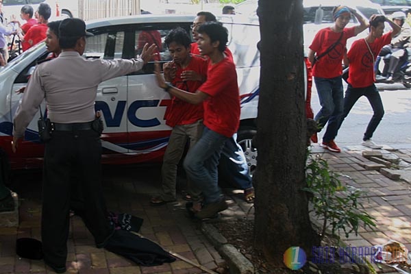 Polisi Bubarkan Aksi Demo Ratu Atut