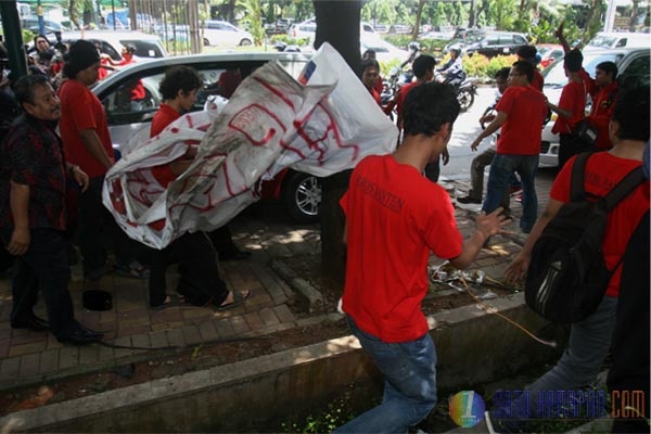 Polisi Bubarkan Aksi Demo Ratu Atut