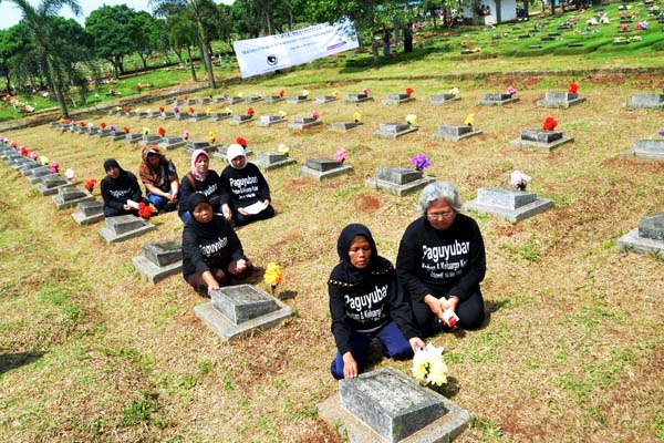 Keluarga Korban Mei 98 Berdoa di Pemakaman