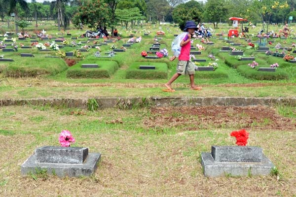 Keluarga Korban Mei 98 Berdoa di Pemakaman