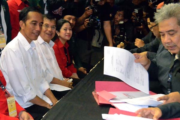 Jokowi-JK Naik Sepeda Mendaftarkan Diri ke KPU