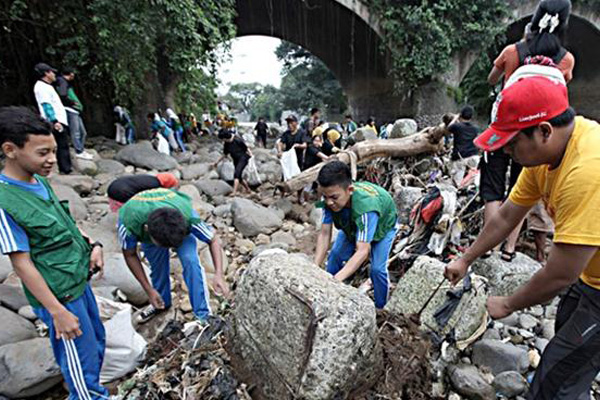 Lomba Memungut Sampah di Sungai Ciliwung