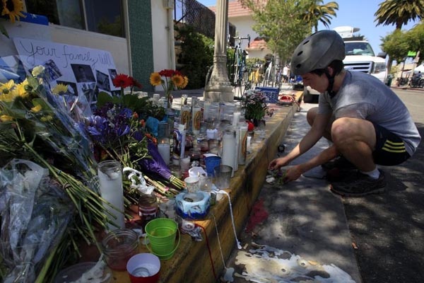 Warga Menghormati Korban Amukan di Isla Vista