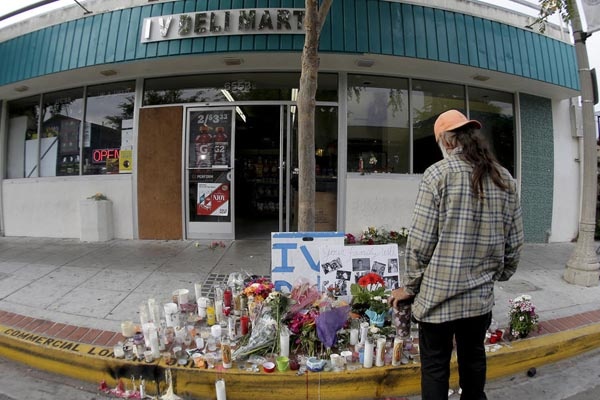 Warga Menghormati Korban Amukan di Isla Vista