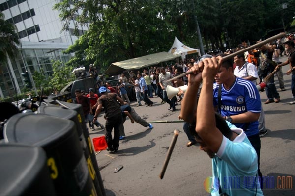 Antisipasi Rusuh Polri Gelar Simulasi Pengamanan Pemilu 2014