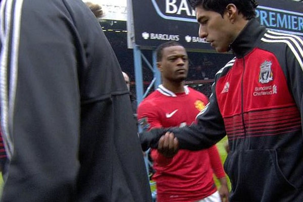 Evra Janji akan Bersalaman dengan Suarez