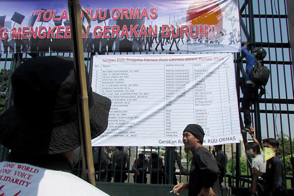 Aksi Menolak RUU Ormas di DPR